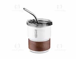 Copo de parede simples em aço inox 304 com capacidade de 250ml, com canudo em inox. Tampa em plástico poliestireno (PS) que também possui um bico como forma alternativa de uso. Com pegador em fibra de noz. Possui acabamento externo com pintura fosca.