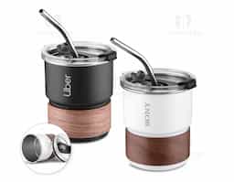 Copo de parede simples em aço inox 304 com capacidade de 250ml, com canudo em inox. Tampa em plástico poliestireno (PS) que também possui um bico como forma alternativa de uso. Com pegador em fibra de noz. Possui acabamento externo com pintura fosca.