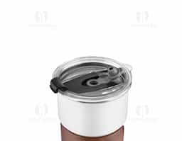 Copo de parede simples em aço inox 304 com capacidade de 250ml, com canudo em inox. Tampa em plástico poliestireno (PS) que também possui um bico como forma alternativa de uso. Com pegador em fibra de noz. Possui acabamento externo com pintura fosca.