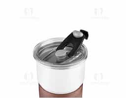 Copo de parede simples em aço inox 304 com capacidade de 250ml, com canudo em inox. Tampa em plástico poliestireno (PS) que também possui um bico como forma alternativa de uso. Com pegador em fibra de noz. Possui acabamento externo com pintura fosca.