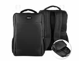 Mochila em poliéster 600D, com interior em poliéster 210D e capacidade de 13L, ideal para o dia a dia corporativo. Conta com plaquinha metálica imantada para personalização, bolso frontal com zíper, dois bolsos laterais e engate para mala de viagem. Possui dois compartimentos com divisórias internas e espaço acolchoado para notebook de até 15,6”, unindo praticidade, organização e elegância como brinde corporativo.