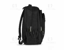 Mochila confeccionada em poliéster 900D impermeável, com fechamento em zíper e capacidade para até 32 litros. Possui compartimento interno com divisória para notebooks de até 17,3 polegadas. Conta ainda com três compartimentos frontais em tamanhos diferentes e dois bolsos laterais em malha com elástico, além de revestimento em tecido respirável na parte posterior, nas alças para as costas e na alça de mão.
