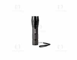 Lanterna LED recarregável com estrutura metálica resistente, ideal para uso diário ou emergências. Possui ajuste de zoom, três níveis de intensidade de luz e botão liga/desliga de fácil acionamento. Conta com entrada USB-C para recarga e acompanha cordão de nylon e cabo USB-C, sendo um brinde corporativo funcional e de alto valor agregado.