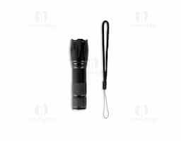 Lanterna LED recarregável com estrutura metálica resistente, ideal para uso diário ou emergências. Possui ajuste de zoom, três níveis de intensidade de luz e botão liga/desliga de fácil acionamento. Conta com entrada USB-C para recarga e acompanha cordão de nylon e cabo USB-C, sendo um brinde corporativo funcional e de alto valor agregado.