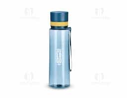 Garrafa plástica com capacidade máxima de 780ml e marcação de volume. Possui tampa rosqueável com protetor para o bocal, revestimento emborracado e alça em nylon para transporte.