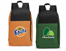 Mochila confeccionada em poliéster impermeável com fechamento em zíper e capacidade máxima de 14 litros. Conta com bolso frontal com abertura lateral, uma alça superior de mão em nylon e duas alças para as costas do mesmo tecido da mochila.