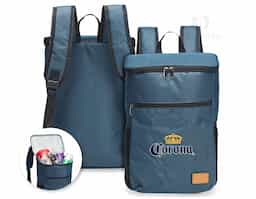 Mochila térmica confeccionada em poliéster catiônico 300D resistente à água e capacidade máxima para até 18 litros. Possui revestimento térmico em PEVA atóxico no compartimento principal, além de um bolso frontal com fechamento em zíper, dois bolsos laterais em espuma com elástico, duas alças para as costas e uma alça de mão em nylon. Acompanha plaquinha em couro sintético fixada com velcro.