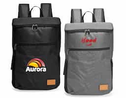 Mochila térmica confeccionada em poliéster catiônico 300D resistente à água e capacidade máxima para até 18 litros. Possui revestimento térmico em PEVA atóxico no compartimento principal, além de um bolso frontal com fechamento em zíper, dois bolsos laterais em espuma com elástico, duas alças para as costas e uma alça de mão em nylon. Acompanha plaquinha em couro sintético fixada com velcro.