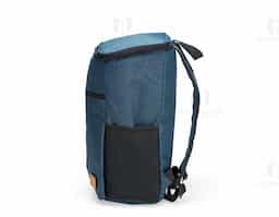 Mochila térmica confeccionada em poliéster catiônico 300D resistente à água e capacidade máxima para até 18 litros. Possui revestimento térmico em PEVA atóxico no compartimento principal, além de um bolso frontal com fechamento em zíper, dois bolsos laterais em espuma com elástico, duas alças para as costas e uma alça de mão em nylon. Acompanha plaquinha em couro sintético fixada com velcro.