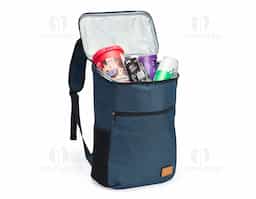 Mochila térmica confeccionada em poliéster catiônico 300D resistente à água e capacidade máxima para até 18 litros. Possui revestimento térmico em PEVA atóxico no compartimento principal, além de um bolso frontal com fechamento em zíper, dois bolsos laterais em espuma com elástico, duas alças para as costas e uma alça de mão em nylon. Acompanha plaquinha em couro sintético fixada com velcro.