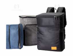 Mochila térmica confeccionada em poliéster catiônico 300D resistente à água e capacidade máxima para até 18 litros. Possui revestimento térmico em PEVA atóxico no compartimento principal, além de um bolso frontal com fechamento em zíper, dois bolsos laterais em espuma com elástico, duas alças para as costas e uma alça de mão em nylon. Acompanha plaquinha em couro sintético fixada com velcro.
