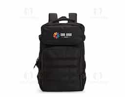 Mochila em Oxford 600D impermeável, fechamento em zíper com fechamento em zíper e puxadores em cordão de nylon, e capacidade de 24 litros. Possui divisória interna para notebooks de até 15,6 polegadas. Conta com dois compartimentos frontais de tamanhos diferentes, sendo um com tiras em velcro para fixação de patches e costura compatível com o encaixe de bolsos modulares, além de dois bolsos laterais em tela de nylon com elástico e cintas compressoras laterais. Dispõe ainda de alça superior e duas alças acolchoadas para as costas. Acompanha plaquinha metálica personalizável.
