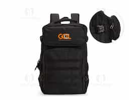 Mochila em Oxford 600D impermeável, fechamento em zíper com fechamento em zíper e puxadores em cordão de nylon, e capacidade de 24 litros. Possui divisória interna para notebooks de até 15,6 polegadas. Conta com dois compartimentos frontais de tamanhos diferentes, sendo um com tiras em velcro para fixação de patches e costura compatível com o encaixe de bolsos modulares, além de dois bolsos laterais em tela de nylon com elástico e cintas compressoras laterais. Dispõe ainda de alça superior e duas alças acolchoadas para as costas. Acompanha plaquinha metálica personalizável.
