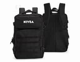 Mochila em Oxford 600D impermeável, fechamento em zíper com fechamento em zíper e puxadores em cordão de nylon, e capacidade de 24 litros. Possui divisória interna para notebooks de até 15,6 polegadas. Conta com dois compartimentos frontais de tamanhos diferentes, sendo um com tiras em velcro para fixação de patches e costura compatível com o encaixe de bolsos modulares, além de dois bolsos laterais em tela de nylon com elástico e cintas compressoras laterais. Dispõe ainda de alça superior e duas alças acolchoadas para as costas. Acompanha plaquinha metálica personalizável.