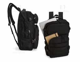 Mochila em Oxford 600D impermeável, fechamento em zíper com fechamento em zíper e puxadores em cordão de nylon, e capacidade de 24 litros. Possui divisória interna para notebooks de até 15,6 polegadas. Conta com dois compartimentos frontais de tamanhos diferentes, sendo um com tiras em velcro para fixação de patches e costura compatível com o encaixe de bolsos modulares, além de dois bolsos laterais em tela de nylon com elástico e cintas compressoras laterais. Dispõe ainda de alça superior e duas alças acolchoadas para as costas. Acompanha plaquinha metálica personalizável.