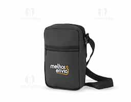 Bolsa de ombro confeccionada em couro sintético, com fechamento em zíper e alça ajustável que garante conforto no uso. Possui dois compartimentos: um principal com bolso interno em tecido de malha para melhor organização e outro frontal de fácil acesso. Um brinde corporativo elegante e funcional para o dia a dia.