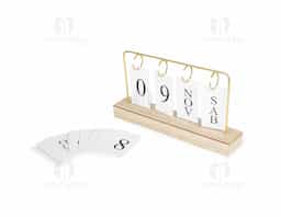 Calendário permanente de mesa com base feita em MDF e moldura de ferro. Conta com fichas em papel cartão que permitem montar a data, trazendo o dia em números e o mês e os dias da semana em versões abreviadas.