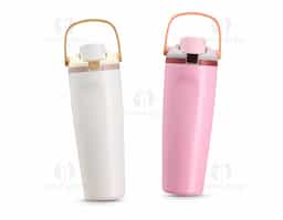 Garrafa térmica em inox com capacidade para até 850ml. Conta com estrutura de parede dupla e vedação a vácuo, ajudando a conservar a temperatura dos líquidos por mais tempo. Possui tampa rosqueável em plástico com protetor para o bocal, botão de acionamento, trava de segurança e alça de mão para transporte. Acompanha canudo para encaixe interno na tampa.
