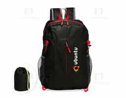 Mochila dobrável confeccionada em poliéster impermeável e detalhes em plástico, com fechamento em zíper e capacidade máxima de 16 litros. Possui compartimento interno com divisória para notebooks de até 15,6 polegadas. Conta com bolso frontal com zíper, dois bolsos laterais em tela com elástico, alça superior em nylon e duas alças traseiras com tecido telado interno. Acompanha saco em nylon com regulagem, que facilita o transporte quando dobrada.