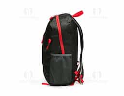 Mochila dobrável confeccionada em poliéster impermeável e detalhes em plástico, com fechamento em zíper e capacidade máxima de 16 litros. Possui compartimento interno com divisória para notebooks de até 15,6 polegadas. Conta com bolso frontal com zíper, dois bolsos laterais em tela com elástico, alça superior em nylon e duas alças traseiras com tecido telado interno. Acompanha saco em nylon com regulagem, que facilita o transporte quando dobrada.