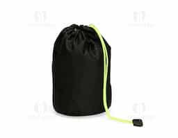Mochila dobrável confeccionada em poliéster impermeável e detalhes em plástico, com fechamento em zíper e capacidade máxima de 16 litros. Possui compartimento interno com divisória para notebooks de até 15,6 polegadas. Conta com bolso frontal com zíper, dois bolsos laterais em tela com elástico, alça superior em nylon e duas alças traseiras com tecido telado interno. Acompanha saco em nylon com regulagem, que facilita o transporte quando dobrada.