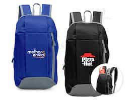 Mochila feita em poliéster impermeável com fechamento em zíper e capacidade para até 9 litros. Possui compartimento interno, um bolso frontal com fechamento em zíper, alça superior em nylon e dois pares de alças traseiras ajustáveis para as costas.