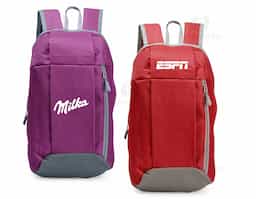 Mochila feita em poliéster impermeável com fechamento em zíper e capacidade para até 9 litros. Possui compartimento interno, um bolso frontal com fechamento em zíper, alça superior em nylon e dois pares de alças traseiras ajustáveis para as costas.