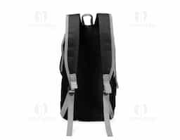 Mochila feita em poliéster impermeável com fechamento em zíper e capacidade para até 9 litros. Possui compartimento interno, um bolso frontal com fechamento em zíper, alça superior em nylon e dois pares de alças traseiras ajustáveis para as costas.