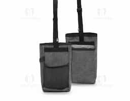 Bolsa confeccionada em poliéster mesclado com PVC, resistente à água e sem fechamento principal. Possui dois compartimentos externos: um bolso em tela de nylon e outro com fechamento em zíper. Dispõe ainda de alça transversal ajustável.