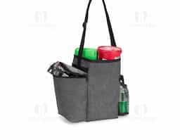 Bolsa confeccionada em poliéster mesclado com PVC, resistente à água e sem fechamento principal. Possui dois compartimentos externos: um bolso em tela de nylon e outro com fechamento em zíper. Dispõe ainda de alça transversal ajustável.