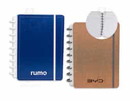 Feito para quem valoriza praticidade e organização, este caderno combina durabilidade e um design moderno com sua capa dura revestida em material sintético. Com 64 folhas de papel off-set 104g, sendo 50 impressas e 6 reposicionáveis que podem ser removidas, impressas em casa e recolocadas, oferece flexibilidade total. Inclui ainda páginas extras para dados pessoais, calendário de 2025 a 2027, datas importantes e planejamento trimestral, mantendo todas as informações essenciais à mão. Finalizado com 9 discos, costura nas capas, elástico de fechamento, cantos arredondados e laminação fosca, é ideal para acompanhar suas anotações diárias com praticidade e versatilidade.