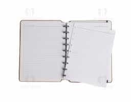 Feito para quem valoriza praticidade e organização, este caderno combina durabilidade e um design moderno com sua capa dura revestida em material sintético. Com 64 folhas de papel off-set 104g, sendo 50 impressas e 6 reposicionáveis que podem ser removidas, impressas em casa e recolocadas, oferece flexibilidade total. Inclui ainda páginas extras para dados pessoais, calendário de 2025 a 2027, datas importantes e planejamento trimestral, mantendo todas as informações essenciais à mão. Finalizado com 9 discos, costura nas capas, elástico de fechamento, cantos arredondados e laminação fosca, é ideal para acompanhar suas anotações diárias com praticidade e versatilidade.