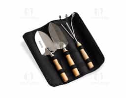 Kit de jardinagem com três peças em aço inox 410, que garante resistência e durabilidade, e cabos de madeira para melhor manuseio. Inclui ancinho de três pontas, pazinha estreita e pazinha larga. Acompanha estojo em tecido Oxford com fechamento em velcro, facilitando o transporte e a organização. Um brinde corporativo prático, funcional e sustentável.