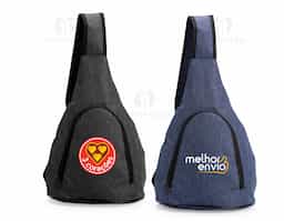 Bolsa transversal confeccionada em tecido resistente à água, com capacidade de até 12 litros. Possui fechamento em zíper e alça ajustável, garantindo praticidade e conforto no transporte. Brinde funcional e versátil, ideal para o dia a dia, viagens e ações promocionais.
