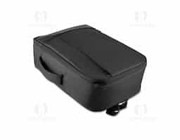 Mochila/pasta confeccionada em poliéster 300D com detalhe em PU e interior em poliéster 210D, unindo resistência e sofisticação. Possui alças lateral e de ombro acolchoadas, alça de mão e engate para mala de viagem. Conta com bolso frontal com zíper, compartimento interno para notebook de até 15,6” e bolso traseiro que permite ocultar as alças. Um brinde corporativo versátil, funcional e ideal para o dia a dia profissional.
