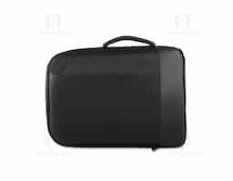 Mochila/pasta confeccionada em poliéster 300D com detalhe em PU e interior em poliéster 210D, unindo resistência e sofisticação. Possui alças lateral e de ombro acolchoadas, alça de mão e engate para mala de viagem. Conta com bolso frontal com zíper, compartimento interno para notebook de até 15,6” e bolso traseiro que permite ocultar as alças. Um brinde corporativo versátil, funcional e ideal para o dia a dia profissional.