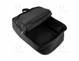 Mochila/pasta confeccionada em poliéster 300D com detalhe em PU e interior em poliéster 210D, unindo resistência e sofisticação. Possui alças lateral e de ombro acolchoadas, alça de mão e engate para mala de viagem. Conta com bolso frontal com zíper, compartimento interno para notebook de até 15,6” e bolso traseiro que permite ocultar as alças. Um brinde corporativo versátil, funcional e ideal para o dia a dia profissional.