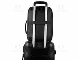 Mochila/pasta confeccionada em poliéster 300D com detalhe em PU e interior em poliéster 210D, unindo resistência e sofisticação. Possui alças lateral e de ombro acolchoadas, alça de mão e engate para mala de viagem. Conta com bolso frontal com zíper, compartimento interno para notebook de até 15,6” e bolso traseiro que permite ocultar as alças. Um brinde corporativo versátil, funcional e ideal para o dia a dia profissional.