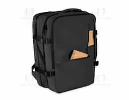 Mochila Pasta confeccionada em poliéster 600D resinado, com dois bolsos frontais e expansor. Possui três engates rápidos, engate para mala de viagem, além de alças de mão e de ombro acolchoadas para maior conforto. Conta com dois compartimentos internos para pequenos objetos, tablet e notebook de até 15,6”, além de elástico interno para manter as roupas no lugar.

Volume: 22L (Sem Expansor)
Volume: 31L (Com Expansor)