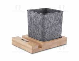 Porta-objetos e suporte para celular confeccionado em feltro reciclado, com detalhe em bambu que agrega um toque natural e moderno. Ideal para organizar canetas, lápis e marcadores, mantendo a mesa de escritório funcional e organizada. Brinde sustentável, prático e elegante para ações corporativas.
