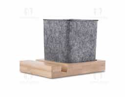 Porta-objetos e suporte para celular confeccionado em feltro reciclado, com detalhe em bambu que agrega um toque natural e moderno. Ideal para organizar canetas, lápis e marcadores, mantendo a mesa de escritório funcional e organizada. Brinde sustentável, prático e elegante para ações corporativas.