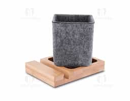 Porta-objetos e suporte para celular confeccionado em feltro reciclado, com detalhe em bambu que agrega um toque natural e moderno. Ideal para organizar canetas, lápis e marcadores, mantendo a mesa de escritório funcional e organizada. Brinde sustentável, prático e elegante para ações corporativas.