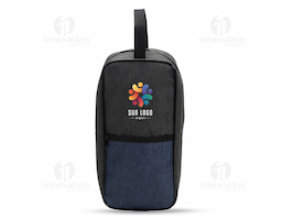 Bolsa porta-tênis resistente à água confeccionada em poliéster mesclado com PVC. Conta com compartimento principal e bolso frontal com fechamento em zíper, além de alça em nylon para transporte.