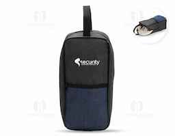 Bolsa porta-tênis resistente à água confeccionada em poliéster mesclado com PVC. Conta com compartimento principal e bolso frontal com fechamento em zíper, além de alça em nylon para transporte.