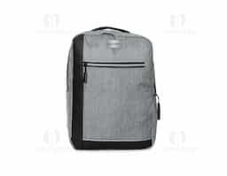 Mochila confeccionada em poliéster 300D resistente à água, com detalhes em couro sintético, fechamento em zíper e capacidade para até 15 litros. Possui compartimento principal com bolsos em diferentes tamanhos e divisória para notebooks de até 15.6 polegadas. Dispõe ainda de compartimento frontal com fechamento em zíper e faixa reflexiva, além de bolso lateral aberto e adaptador USB externo.