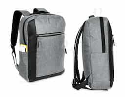 Mochila confeccionada em poliéster 300D resistente à água, com detalhes em couro sintético, fechamento em zíper e capacidade para até 15 litros. Possui compartimento principal com bolsos em diferentes tamanhos e divisória para notebooks de até 15.6 polegadas. Dispõe ainda de compartimento frontal com fechamento em zíper e faixa reflexiva, além de bolso lateral aberto e adaptador USB externo.