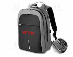 Mochila confeccionada em tecido externo de poliéster 300D e tecido interno em poliéster 210D. Possui fechamento em cadeado com segredo, bolso frontal com zíper, faixa reflexiva na parte frontal, saída USB e para fone de ouvido. Conta com alça de mão em metal, alça de ombro acolchoada, engate para mala de viagem e dois grandes compartimentos com fechamento em zíper, sendo um para pequenos
objetos e outro específico para notebook de até 15,6”.