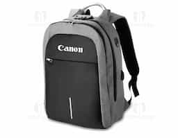Mochila confeccionada em tecido externo de poliéster 300D e tecido interno em poliéster 210D. Possui fechamento em cadeado com segredo, bolso frontal com zíper, faixa reflexiva na parte frontal, saída USB e para fone de ouvido. Conta com alça de mão em metal, alça de ombro acolchoada, engate para mala de viagem e dois grandes compartimentos com fechamento em zíper, sendo um para pequenos
objetos e outro específico para notebook de até 15,6”.