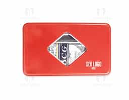 Kit poker composto por um baralho completo com 54 cartas, 100 fichas plásticas divididas em quatro cores diferentes, uma ficha de dealer e quatro dados de seis faces. Acompanha estojo metálico e folheto de regras em inglês.