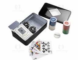 Kit poker formado por baralho completo com 54 cartas, uma ficha de dealer e 80 fichas coloridas, sendo 20 na cor preta e outras quatro cores com 15 unidades cada. Acompanha um estojo metálico para guardar o conjunto.